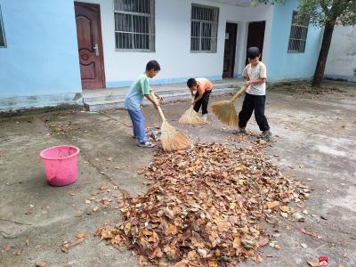 蔡河镇小河中心小学开展节后大扫除活动