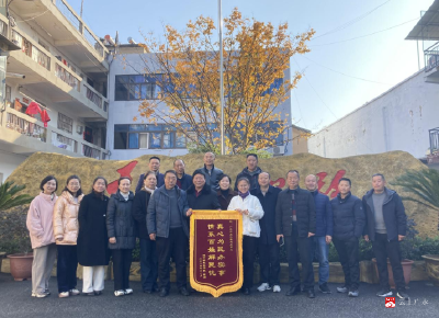 【越•广水】应山街道：老旧小区换新颜 居民致谢赠锦旗