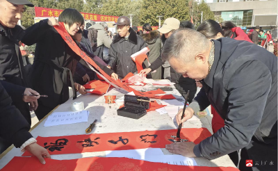 【越·广水】文化惠民进基层  墨香洋溢添年味