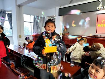 【悦·广水】吴店镇“寒假学堂”：科学手工课 点燃孩子求知热情