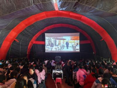 【阅·广水】学习时代楷模 汲取榜样力量——蔡河镇中心小学开展“爱国主义电影进校园”活动