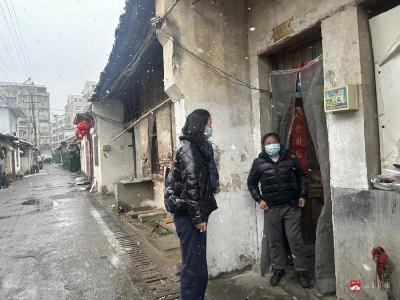 【悦·广水】寒潮突至 社区干部顶风冒雪护民生
