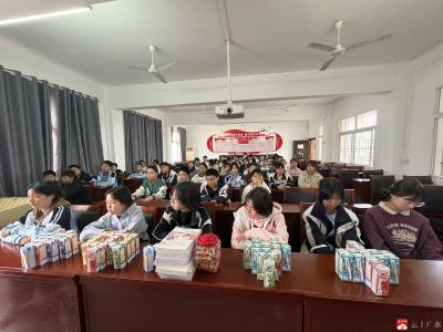 【阅·广水】青春学雷锋  共绘正能量——十里中心中学举行留守生学雷锋活动