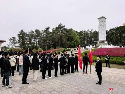 【越·广水】踏寻红色印记祭英烈 深耕思政课堂育新人  ——湖北正路职业学校开展清明祭扫活动