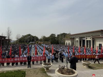 【阅•广水】清明忆先烈  远足敬英雄——十里中心中学开展清明祭扫活动