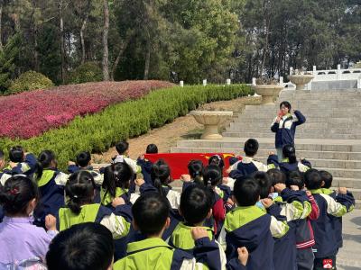 【阅•广水】小小童心祭英烈 ——记翡翠山湖幼儿园清明祭扫烈士纪念碑活动