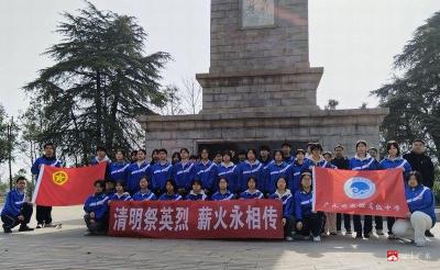 【阅·广水】清明祭英烈 薪火永相传 ——市实验高中开展清明祭扫活动