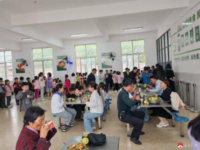 【阅·广水】蒋林中心小学食堂开放日家长献策促提升
