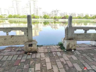 【悦·广水】广水志愿者自发加固破损河岸护栏 用行动守护市民安全 