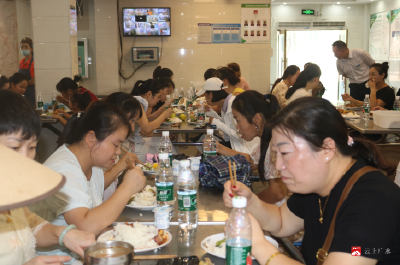 【阅·广水】“明厨亮灶”零距离——广水市书生学校开展食堂开放日体验活动