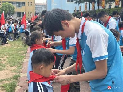 【阅·广水】传承红色基因 做新时代好队员  ——郝店镇中心小学新队员入队仪式、校园之星表彰大会暨红领巾星章颁奖仪式