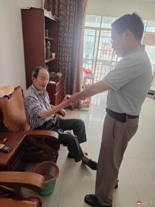 【越·广水】广水市发改局送健康暖人心 为离退休老干部提供“上门发放体检卡” 服务
