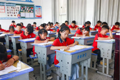 洪灾过后48小时，咸丰县城逐步恢复生产生活秩序