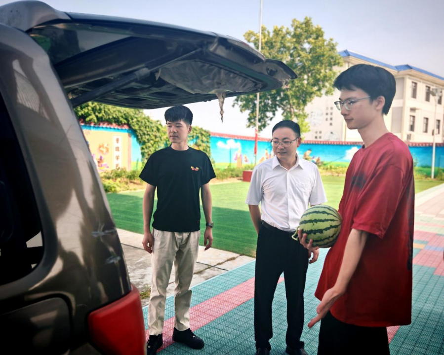 【越·广水】炎炎夏日送清凉 殷殷关怀沁人心 ——骆店镇领导看望慰问湖北大学暑期实习实践大学生