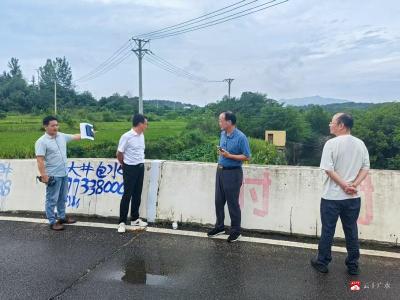 市医保局领导到驻点村调研
