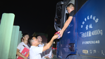 【悦·广水】小城大爱！广水百余干群为滞留司机送物资