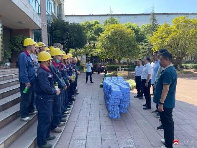 【越·广水】致敬高温下的坚守！杨寨镇“送清凉”情暖一线劳动者