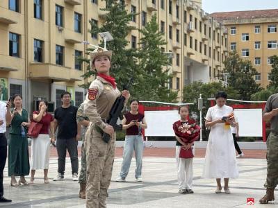 【越·广水】当巾帼力量遇上青春方阵：女兵踏步，正步生风扬飒爽；学子注目，军魂入心铸刚强
