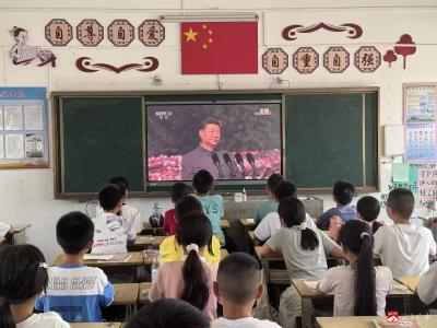 【越·广水】蔡河镇中心小学全体师生集体观看阅兵仪式，凝聚爱国情怀