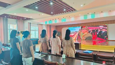 【越·广水】市幼儿园寓教于行：组织全体师幼观看抗战胜利80周年大会直播