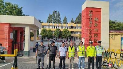 【越·广水】广水公安交警：站好“护学岗”撑起“平安伞”  
