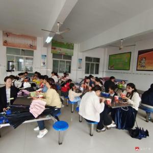 【越·广水】携手“童”行，共享美味“食”光---吴店镇中心小学开展食堂家长开放日活动