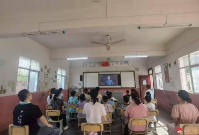 【越·广水】骆店镇草店中心小学全校师生观看纪念中国人民抗日战争暨世界反法西斯战争胜利80周年大会