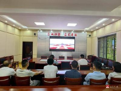 【越·广水】铭记历史 赓续精神 奋进前行  ——市信访局集中收看中国人民抗日战争暨世界反法西斯战争胜利80周年纪念活动