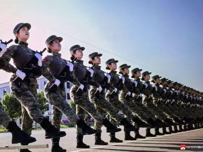 当记者拨通阅兵女兵王吉祥的电话，她说……