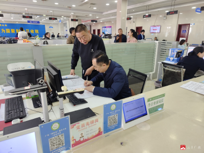 【越·广水】市自然资源和规划局开展“局长坐窗口”活动  零距离服务暖民心​