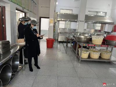【越·广水】长岭镇平林中心小学：代表委员进校园 学生餐食护安全