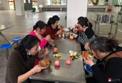 【越·广水】家校携手 共筑食安——市第二实验初级中学开展食堂开放日活动
