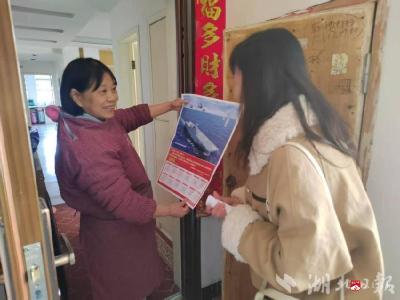 【越·广水】社区情暖 致敬老兵——应山街道北正街上门为退役军人送年历画