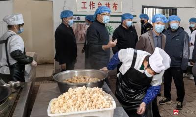 【越·廣水】“兩代表一委員”到長嶺鎮港昌小學檢查校園餐工作  共筑食品安全防線