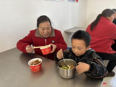 【悦·广水】李店镇应店中心小学开展“家长陪餐制”活动