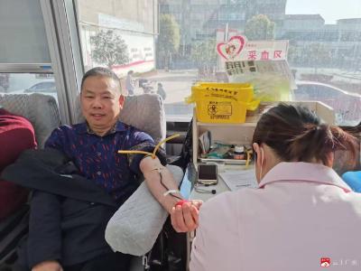 热血映初心 奉献显担当——广水市骆店中学干部教师踊跃献血