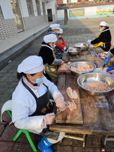 【越·广水】展厨艺风采，筑舌尖安全  ——蔡河镇中心小学成功举办食堂炊事员技能大赛