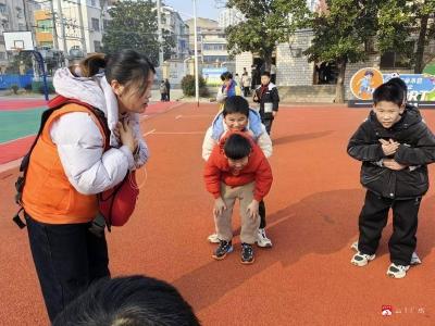 “生存‘必修課’”·筑牢‘防火墻’”兒童平安課走進(jìn)渡蟻橋?qū)W校