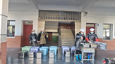 舌尖上的“数字革命”：蔡河镇中心小学食堂实现智慧化转型，分餐到班更科学