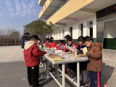 以笔为翼  展学习风采——广办三小驼子校区举办优秀作业展  