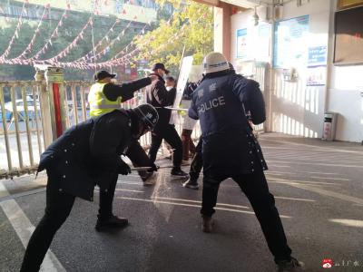 以练筑防  守护校园——广办三小开展“最小应急单元”反恐防暴演练