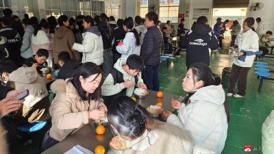 余店镇中心中学举办食堂开放日活动