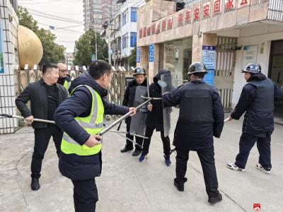 长岭镇港昌小学开展“最小应急单元”反恐防暴演练
