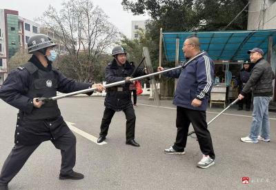 市实验高中开展反恐防暴演练