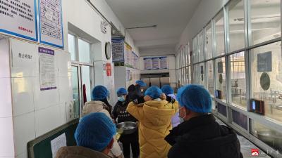 暖冬督食安 新春护成长——余店镇中心中学开展1月份食堂“家长开放日”活动