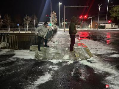 【悦·广水｜新时代文明实践】双桥社区：深夜除冰暖民心  撒盐守护出行路	