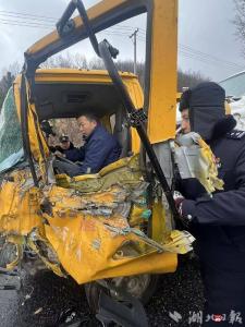 S210省道蔡河路段上演“反向救援”