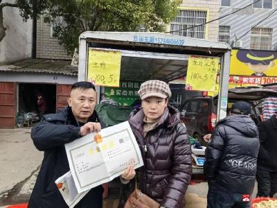 陈巷镇：脚步丈量营商路 送照上门暖人心