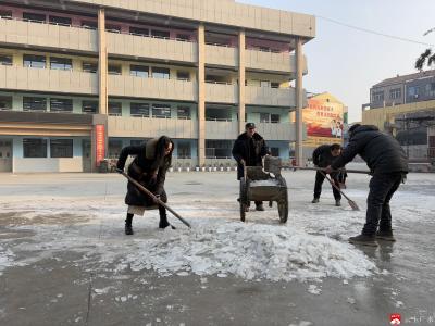 长岭镇平林中心小学：一把铁锹一份暖   扫净冰雪护平安