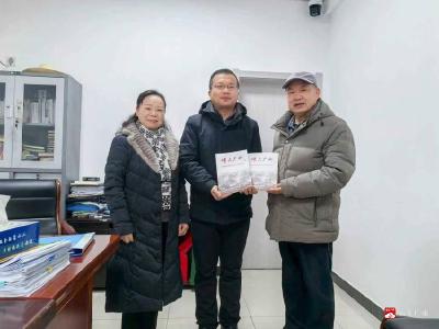 广水市新四军研究会向基层赠书400余册  《烽火广水》传承抗战精神纪念胜利80周年